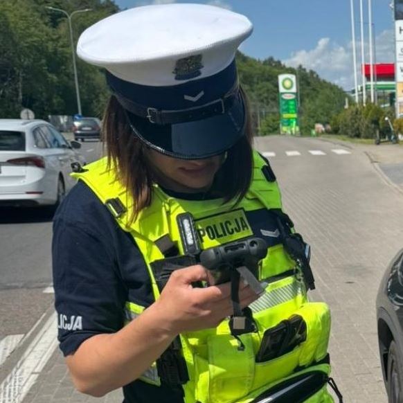 Prowadził z butelką alkoholu w ręku. Po zatrzymaniu był agresywny