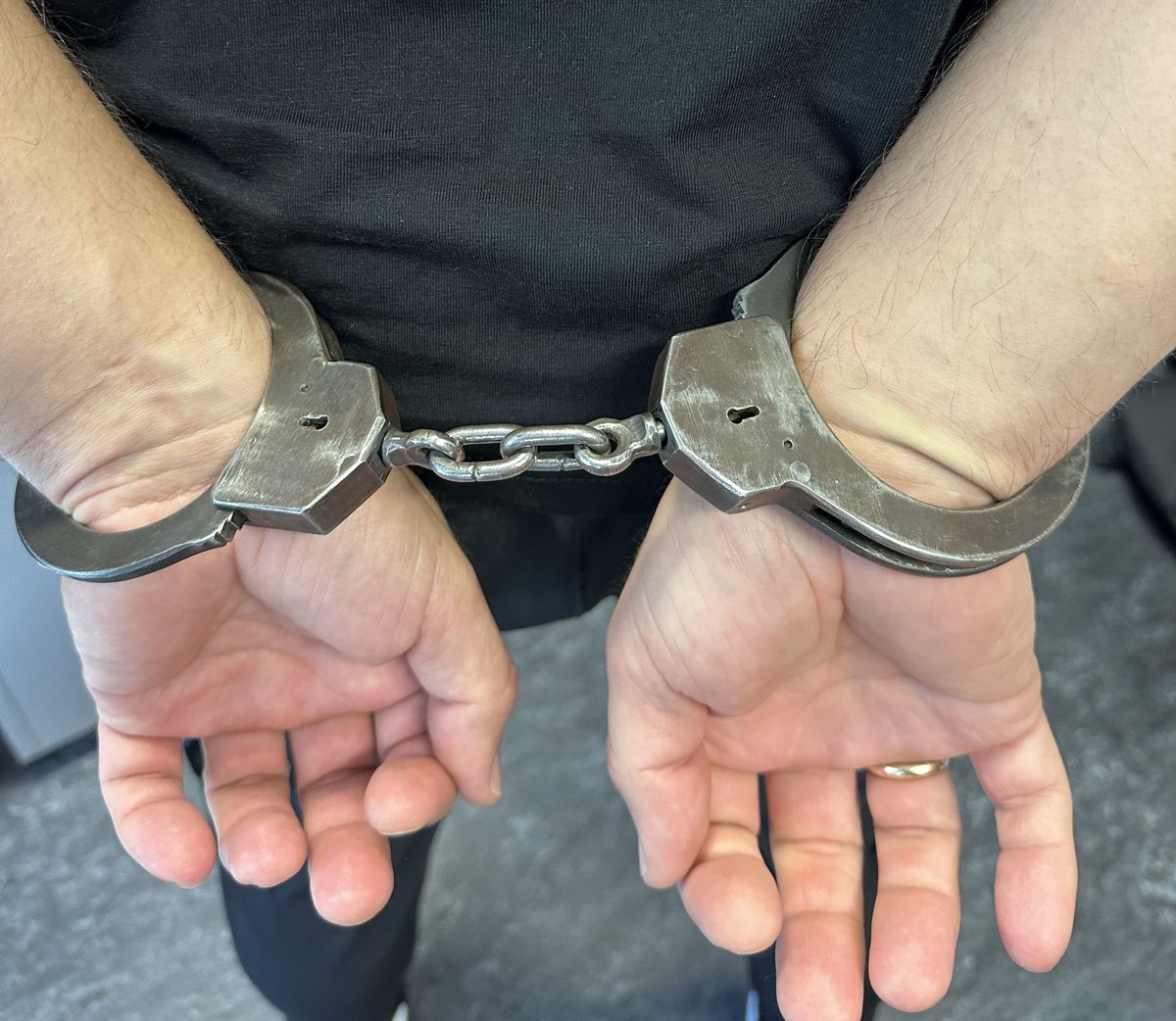 Malował na murze symbol anarchii oraz kwiat. Zauważył to policjant