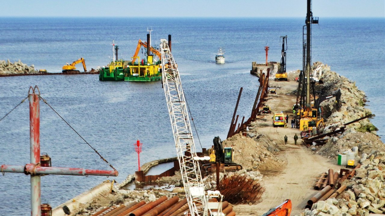Koparka wpadła do wody podczas prac przy falochronie. Ranny został operator