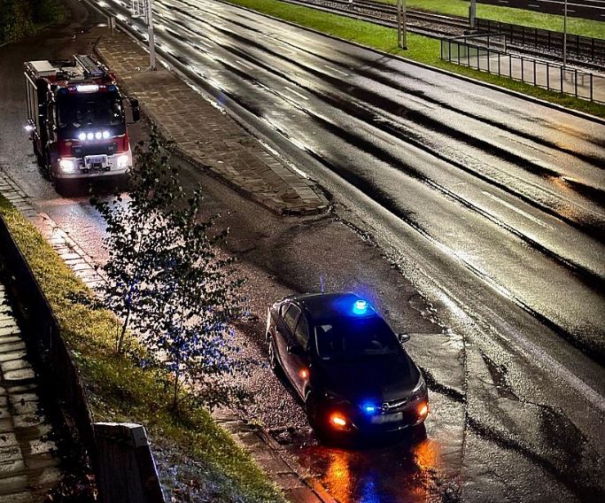 Uratowali młodego mężczyznę w kryzysie. Pomogła też tabliczka z numerem telefonu