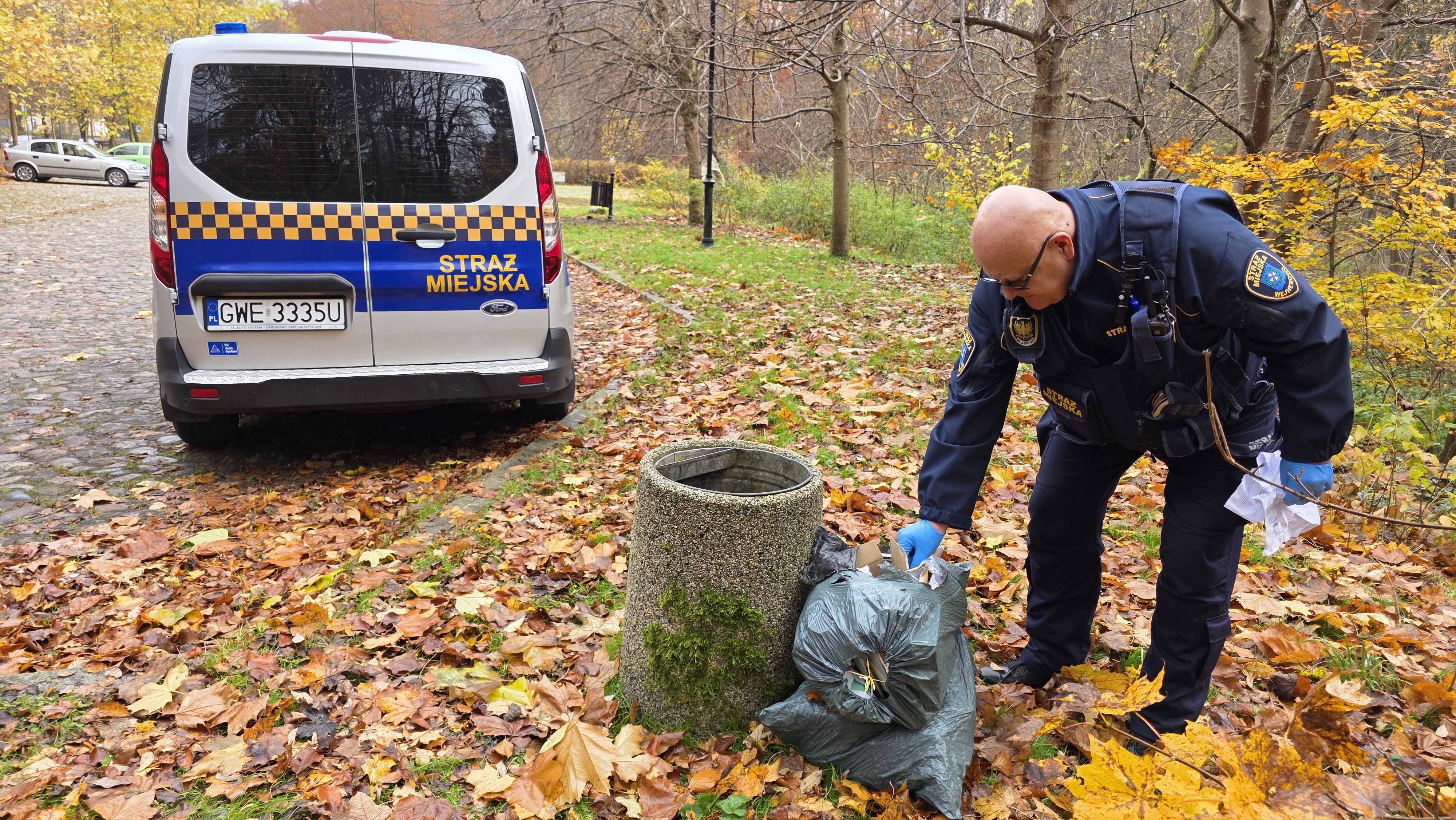 Domowe śmieci w koszach miejskich na Kalwarii Wejherowskiej. Straż Miejska prowadzi postępowanie