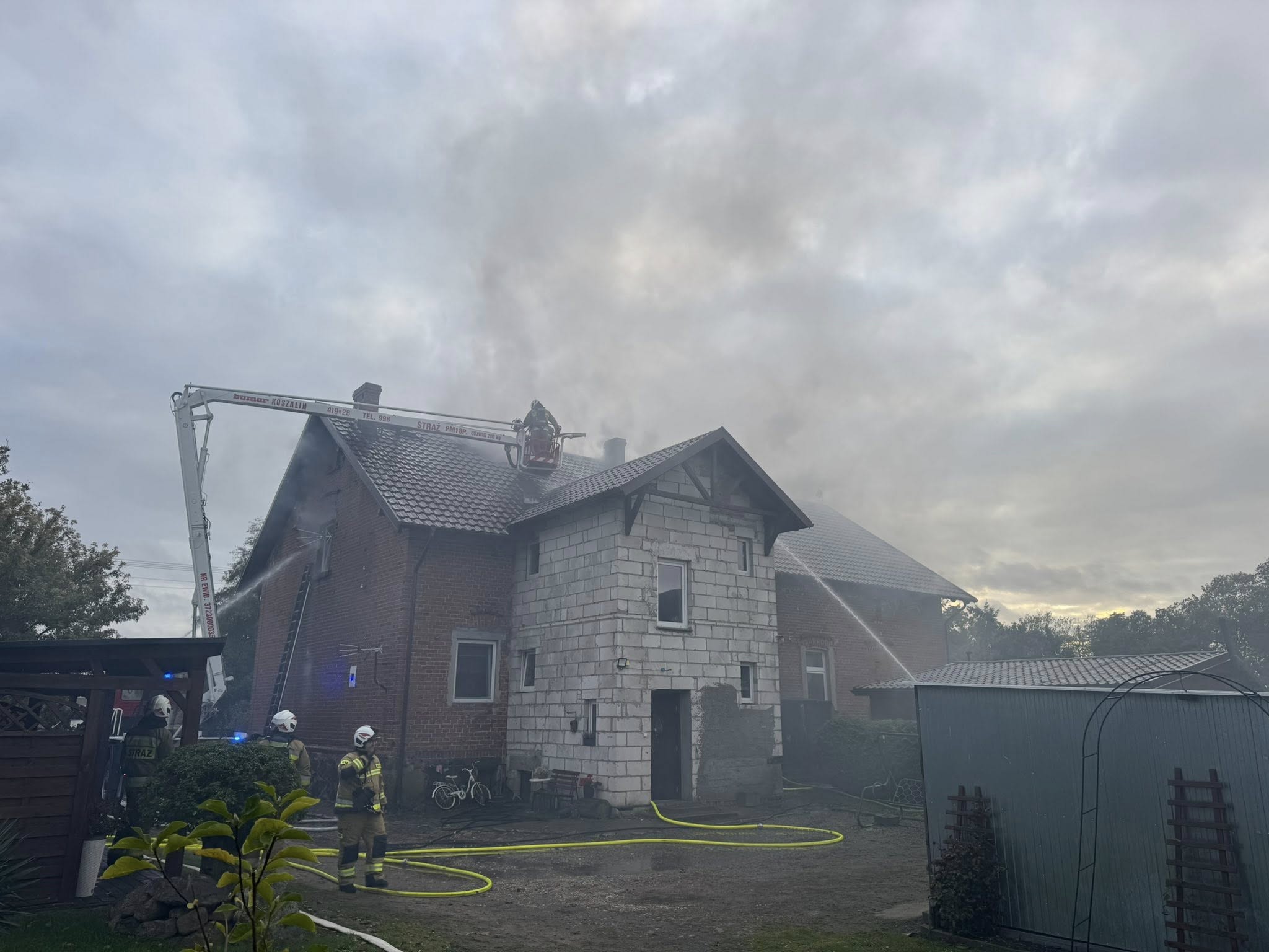 Tragiczny pożar poddasza budynku. Nie żyje jedna osoba