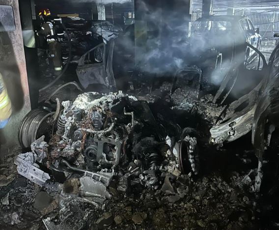 Nocny pożar w Gdyni. Osiem samochodów spłonęło, ewakuowano 65 osób