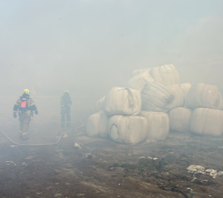 Pożar słomy. Strażacy walczą z żywiołem