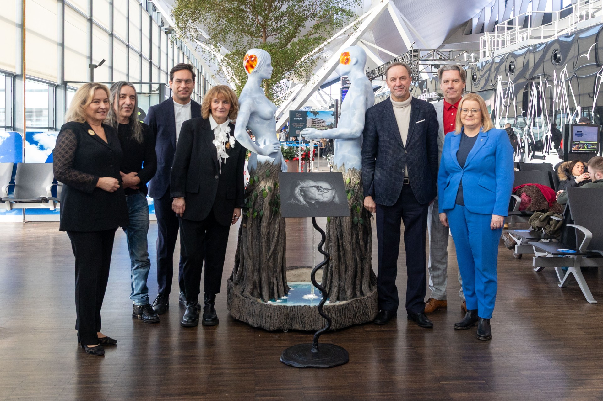 'Taniec żywiołów' przyleciał z Osaki. Pomorska sztuka wita pasażerów na gdańskim lotnisku