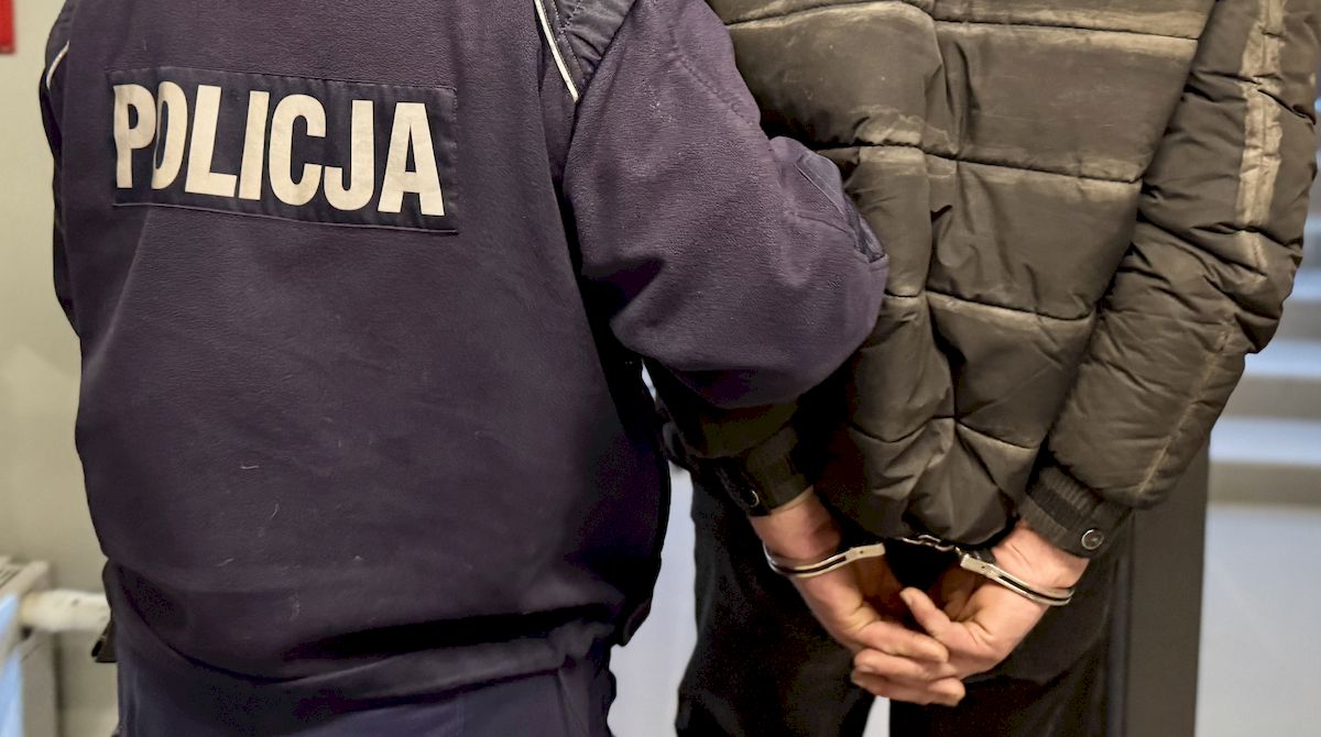 Pluł, szarpał i podduszał, bo kobieta przejechała zbyt blisko jego samochodu