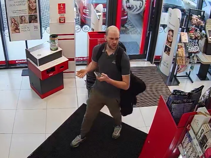 Mógł mieć związek z kradzieżą perfum. Rozpoznajesz mężczyznę ze zdjęcia?
