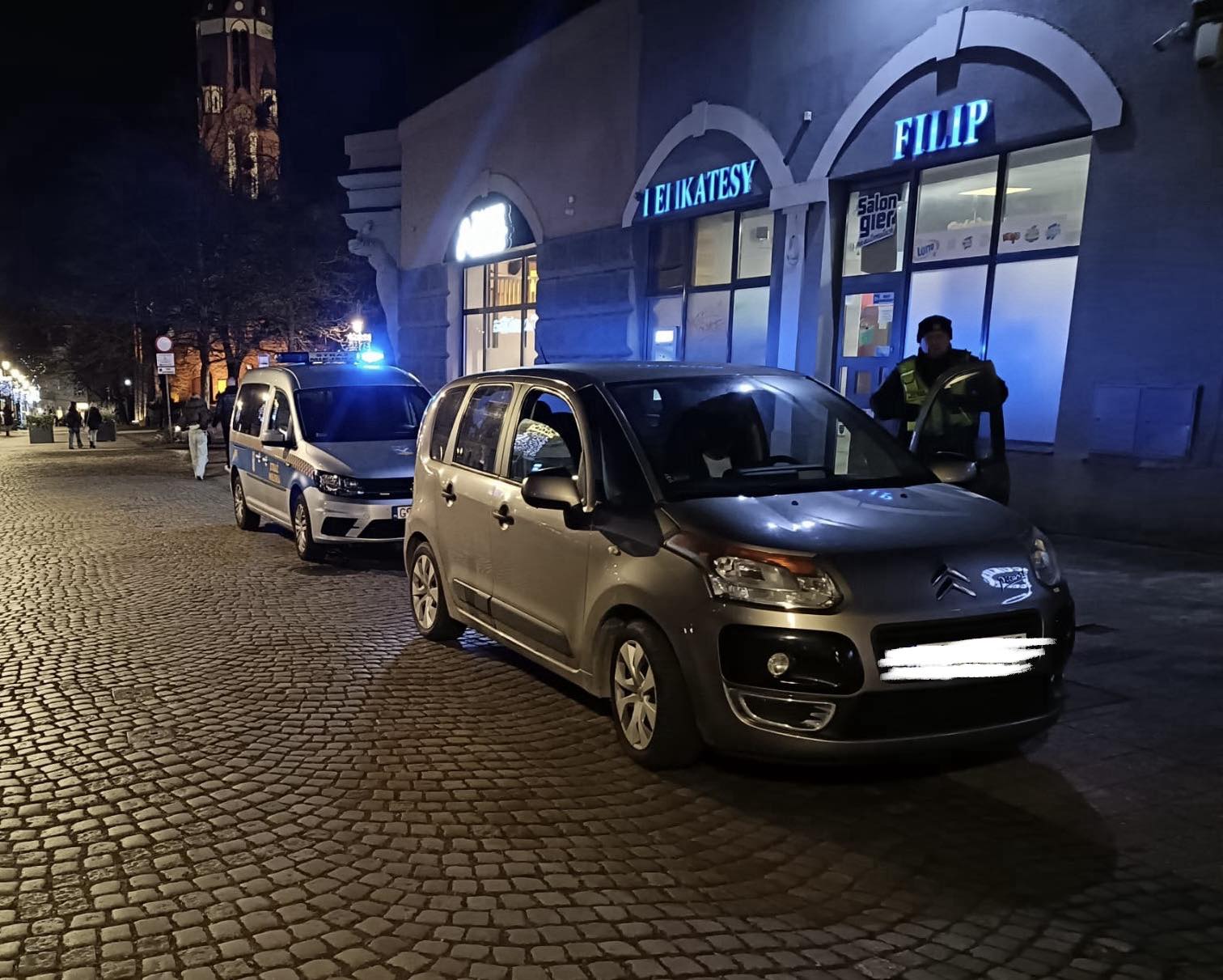 Pijany jak bela wsiadł do auta. Pił też w trakcie jazdy