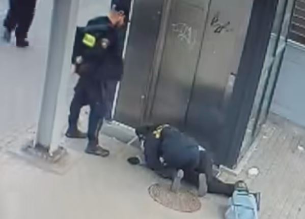 Seniorka zasłabła przy windzie. Straż miejska ruszyła z pomocą