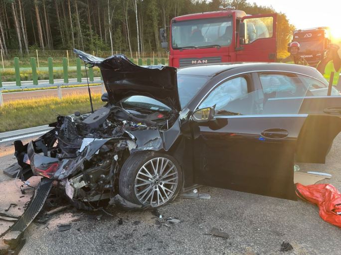 Czołowe zderzenie osobówki z ciężarówką. Jedna osoba w szpitalu