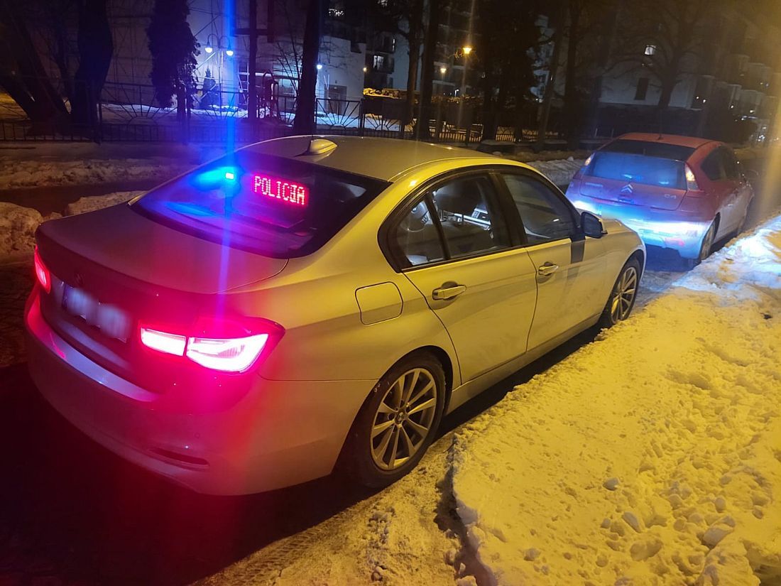 101 km/h w mieście i 'lewe' tablice. Nocna kontrola zakończona zatrzymaniem