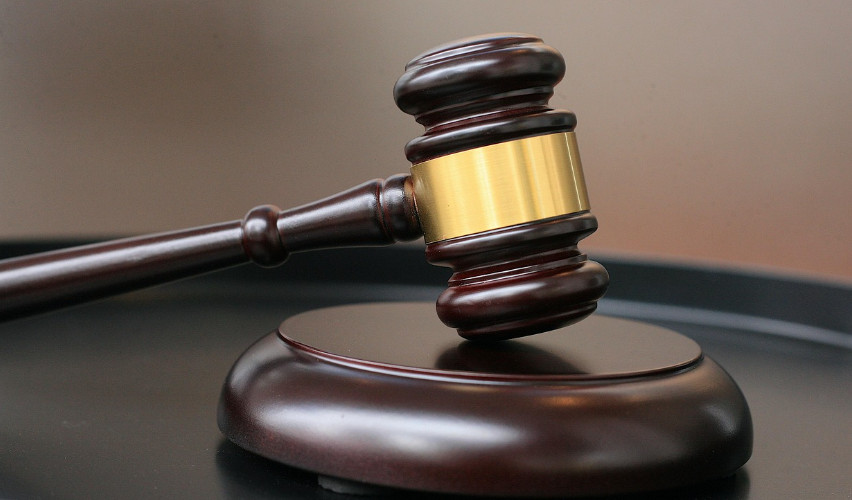 39-latek nietrzeźwy na rozprawie. Przyjechał do sądu samochodem