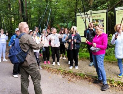 Nordic walking z leśniczym. Spacery po lesie wracają po zimowej przerwie