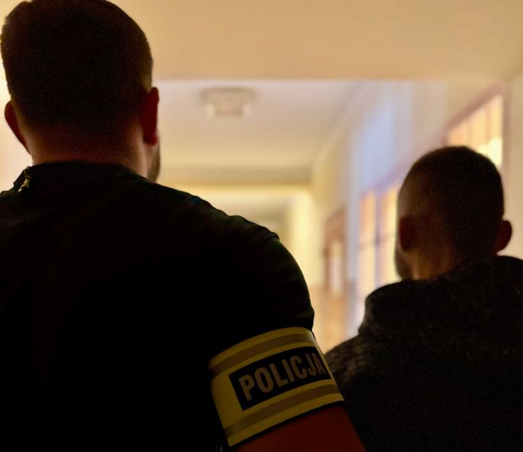 Był poszukiwany. Przyznał, iż ma marihuanę i wskazał, gdzie ją trzyma