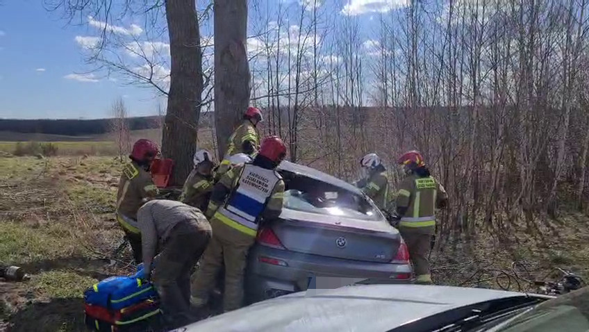 BMW uderzyło w drzewo, lądował śmigłowiec LPR