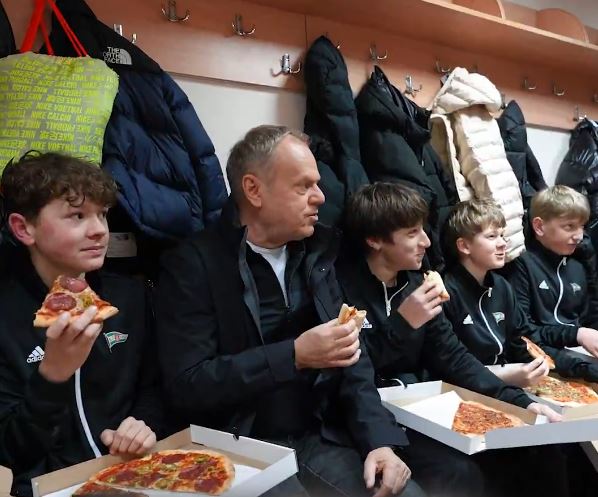 Pizza od Donalda Tuska dla młodych 'lechistów'