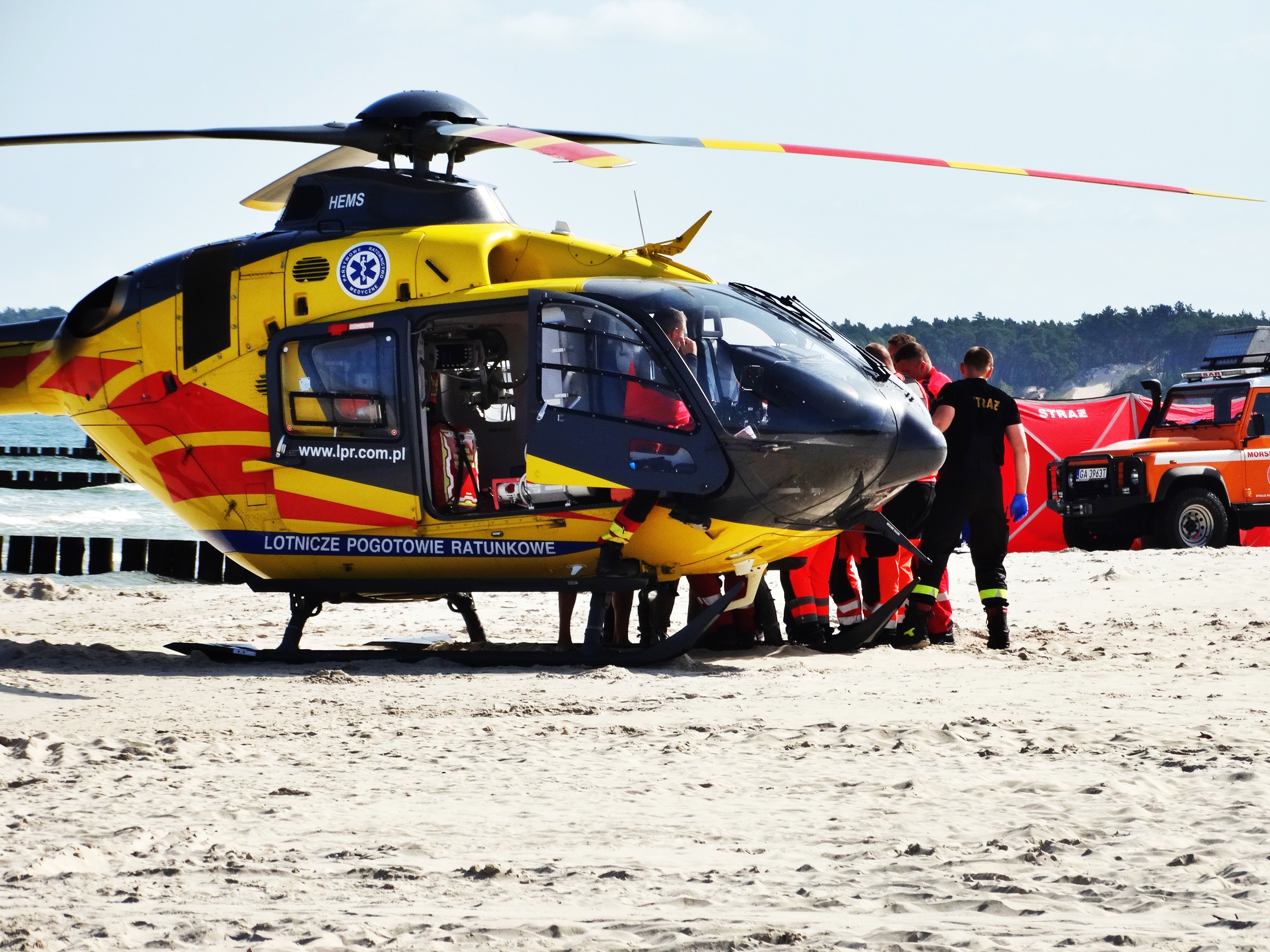 Dramatyczna walka o życie 51-latki po akcji ratunkowej na plaży. Kobieta w śpiączce