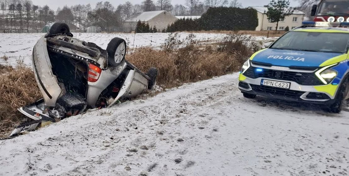 Dachowanie samochodu w Przetoczynie. Przyczyną nie tylko trudne warunki pogodowe