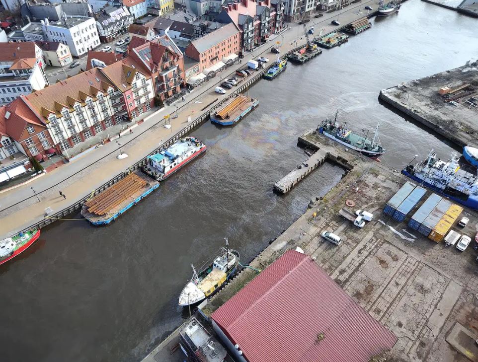 Plama oleju w porcie. Trwa ustalanie źródła wycieku