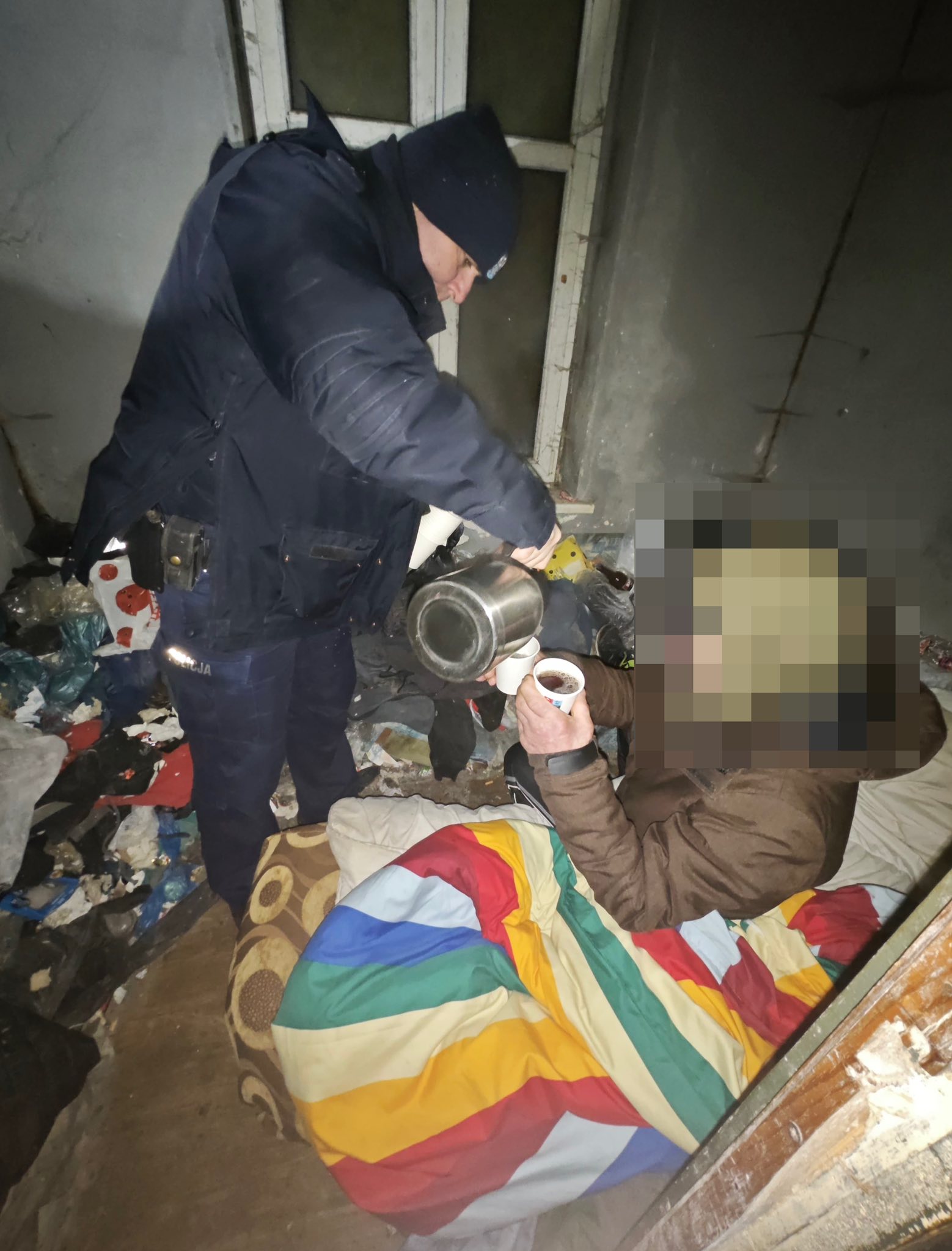 Tęgi mróz nie zwalnia ze służby. Policjanci wyruszyli na ratunek potrzebującym