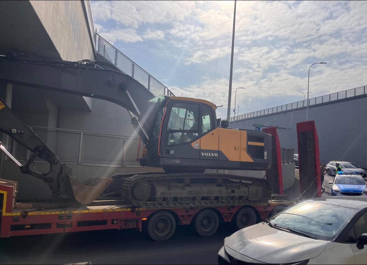 Zaklinował się pod tunelem. 1500 zł kary za brak wyobraźni