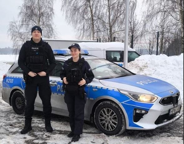 Trząsł się z zimna i zasypiał. Pomoc przyszła w ostatniej chwili I WIDEO