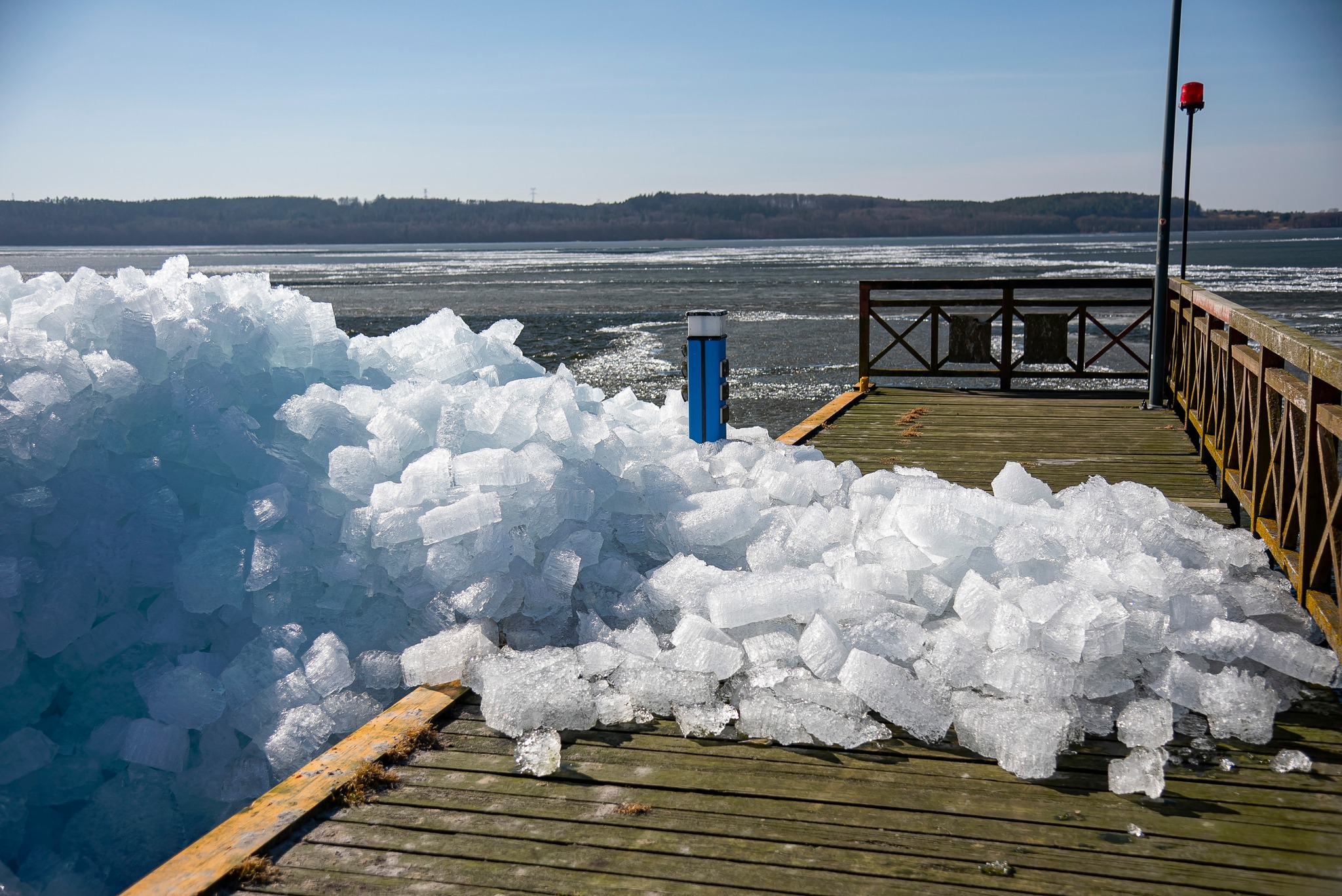 Ostatnie podrygi zimy? Niezwykłe lodowe formacje nad jeziorem
