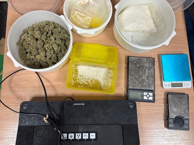 Bracia zatrzymani z narkotykami. W mieszkaniu i piwnicy setki porcji