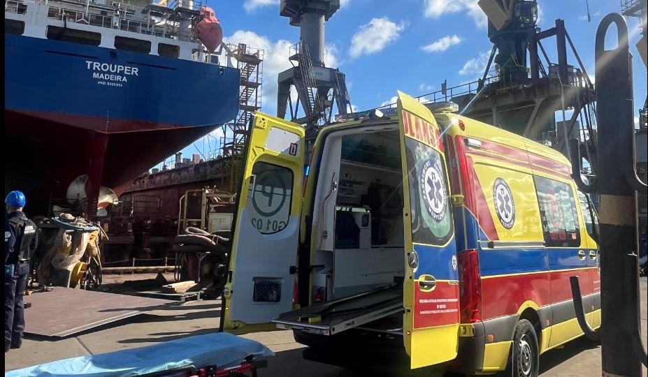 Wypadek w suchym doku. Ratownicy ewakuowali rannego pracownika