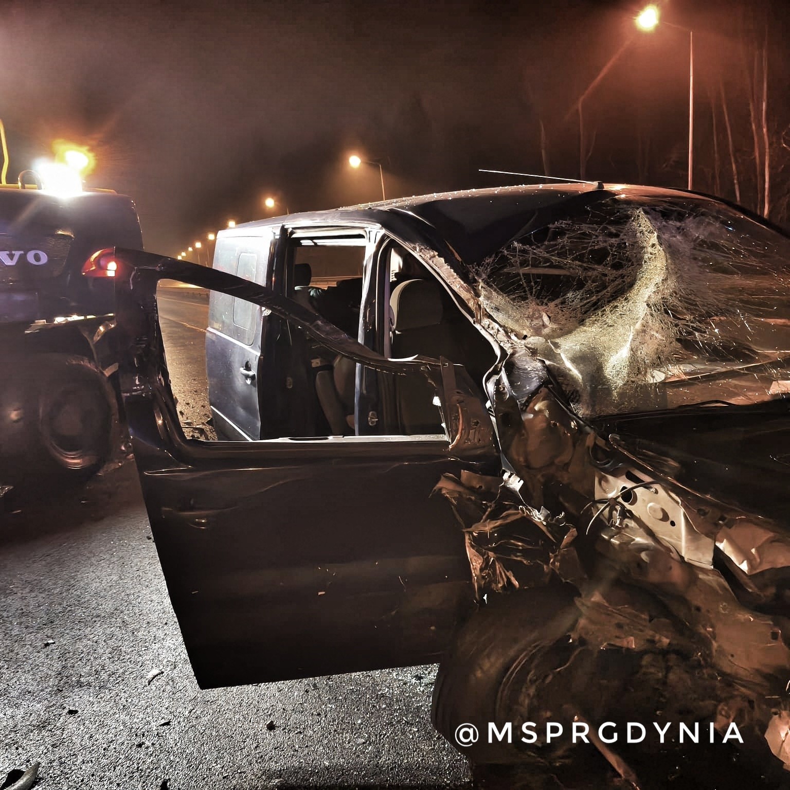 Zderzyły się trzy auta, jedno wjechało w pracującą koparkę