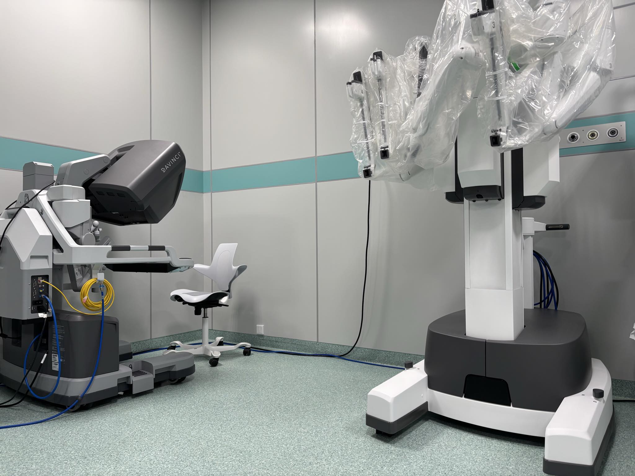 Chirurgia przyszłości w wejherowskim szpitalu. Przy stole operacyjnym stanie robot da Vinci Xi