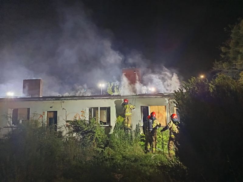 Nocny pożar pustostanu. Straż Miejska objęła teren dozorem