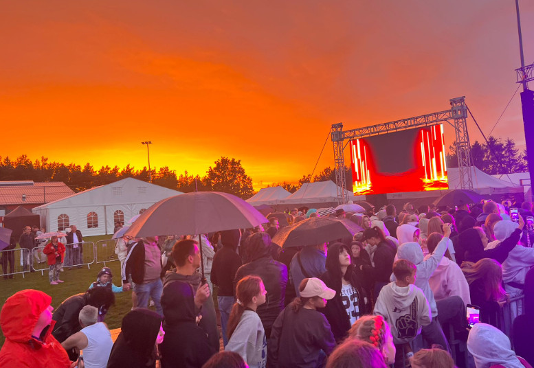 Szemud tętnił młodością! Młodzież i rodziny bawili się mimo deszczu