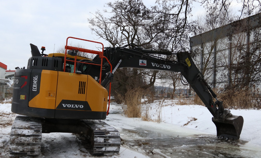 Koparki na rzece. Lód podniósł poziom wody
