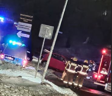 Wypadek dwóch samochodów. Jedna osoba trafiła do szpitala