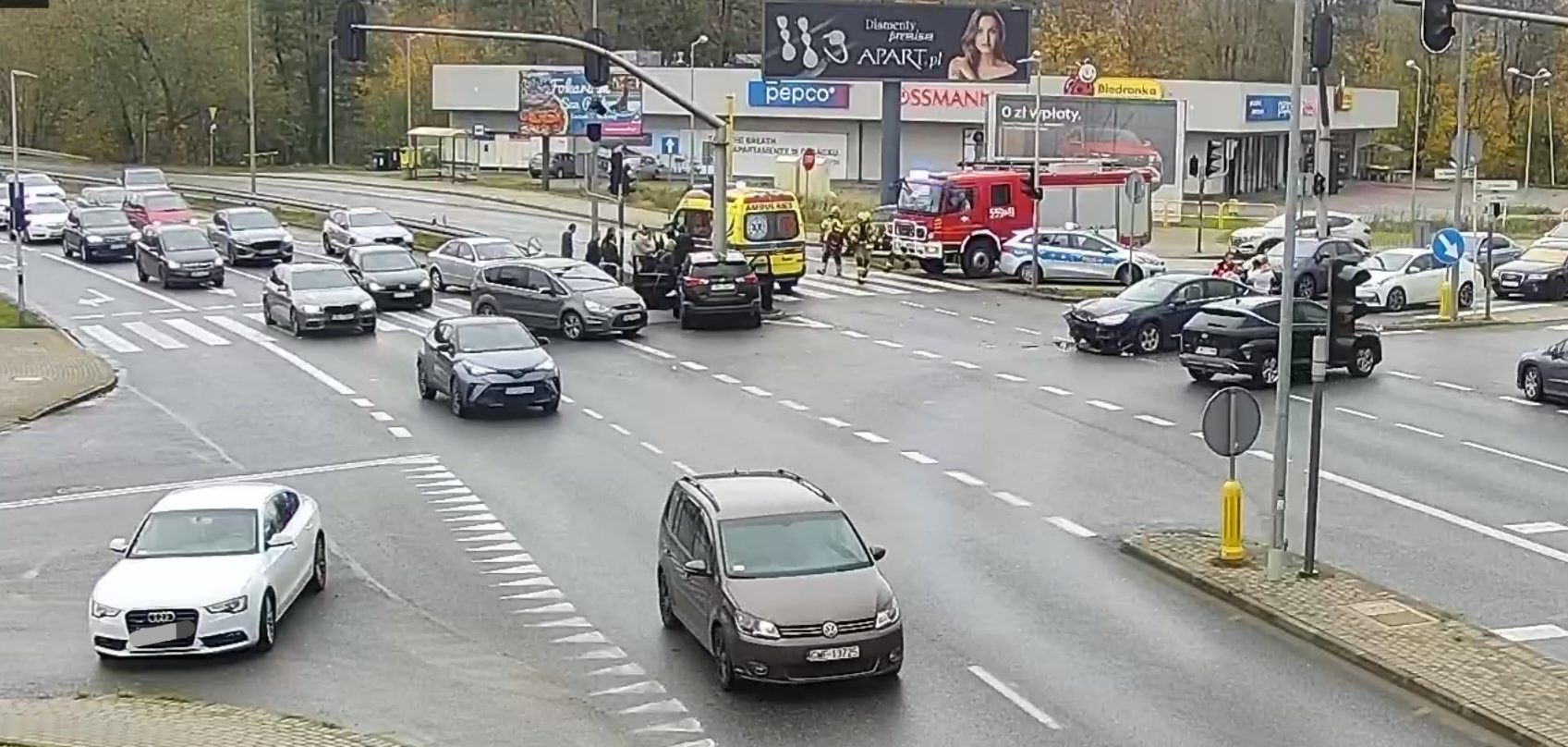 Wypadek z udziałem dwóch osobówek. Kobieta w ciąży przewieziona do szpitala