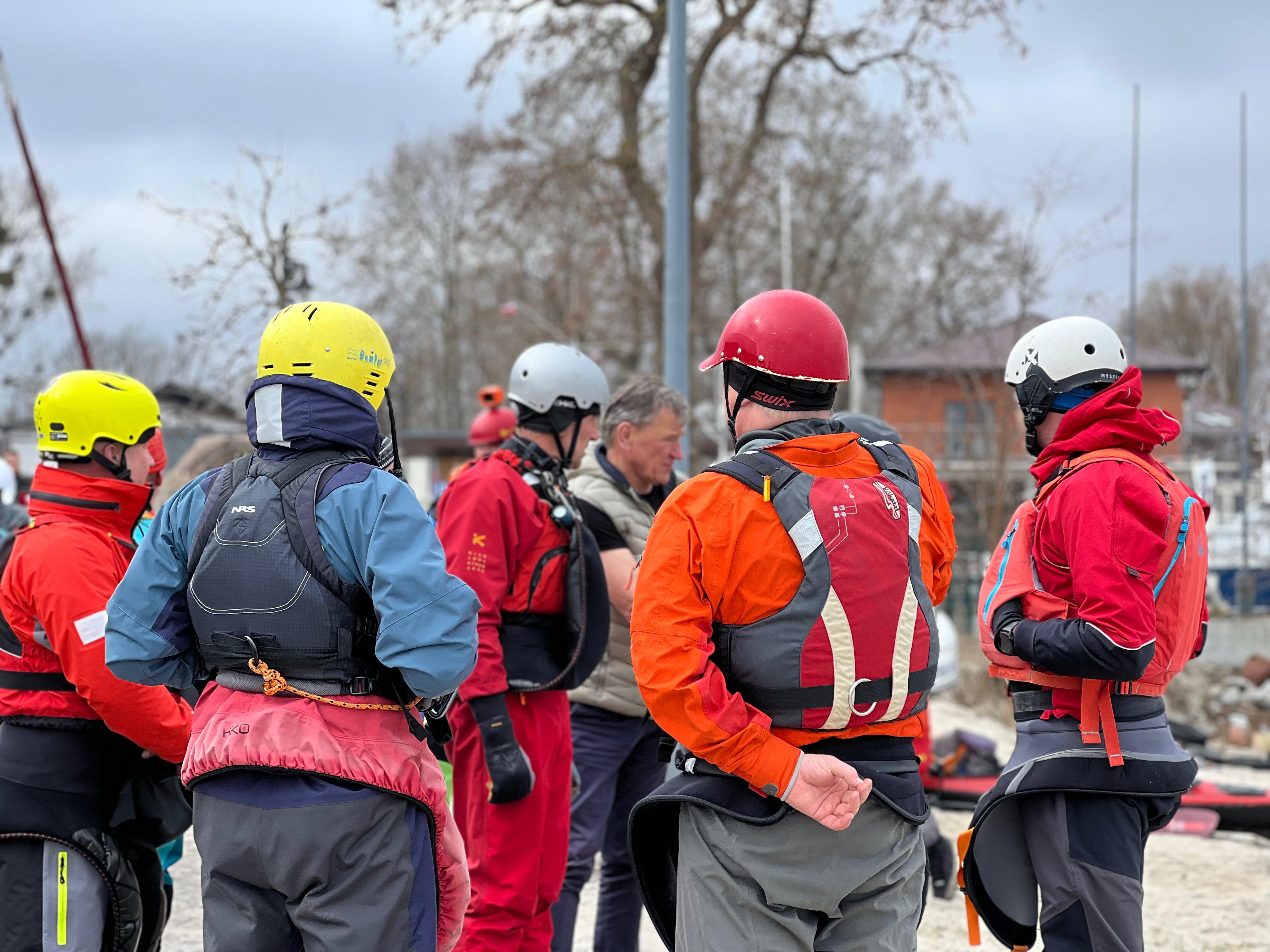 Przewracają się, żeby przeżyć. Kajakarze uczą się ratować życie na zatoce