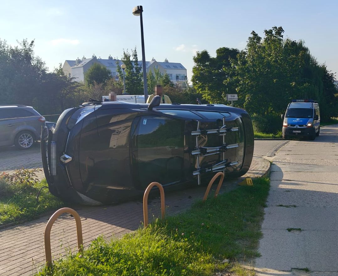 Dachowanie w centrum miasta. Pijany jechał po dziecko do przedszkola