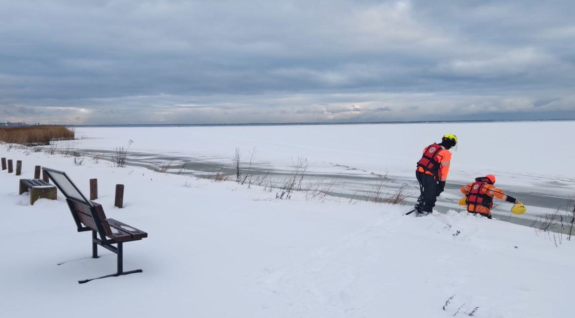 Mężczyzna unosił się na wodach Zatoki Puckiej. Trwa akcja ratunkowa!