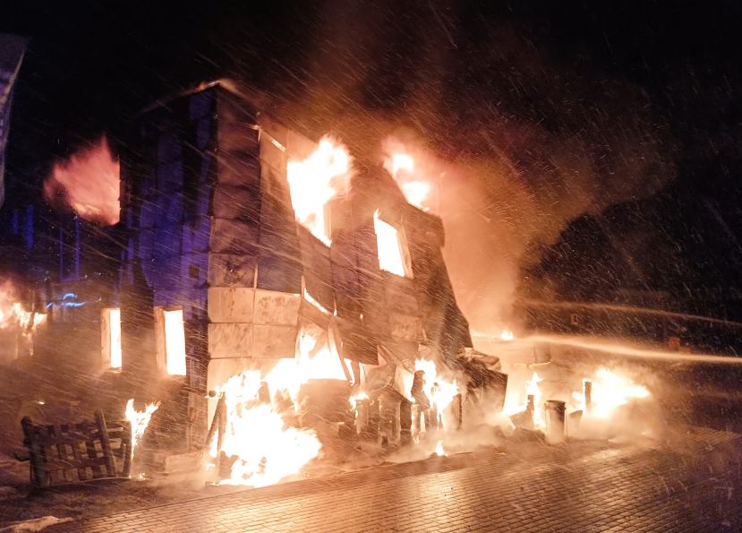 Ogromny pożar hali! Z ogniem walczyło siedem zastępów straży pożarnej I WIDEO