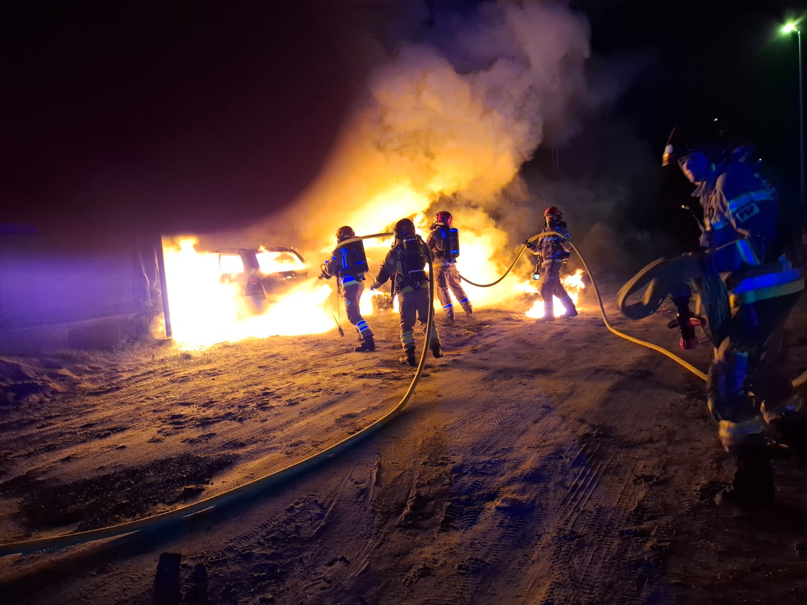 Płonęły auta zaparkowane pod domem. Strażacy walczyli z ogniem