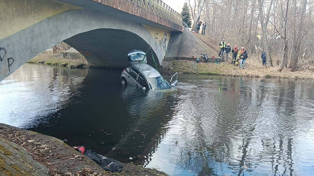 Samochód wpadł do rzeki. Znana jest przyczyna śmierci kierowcy