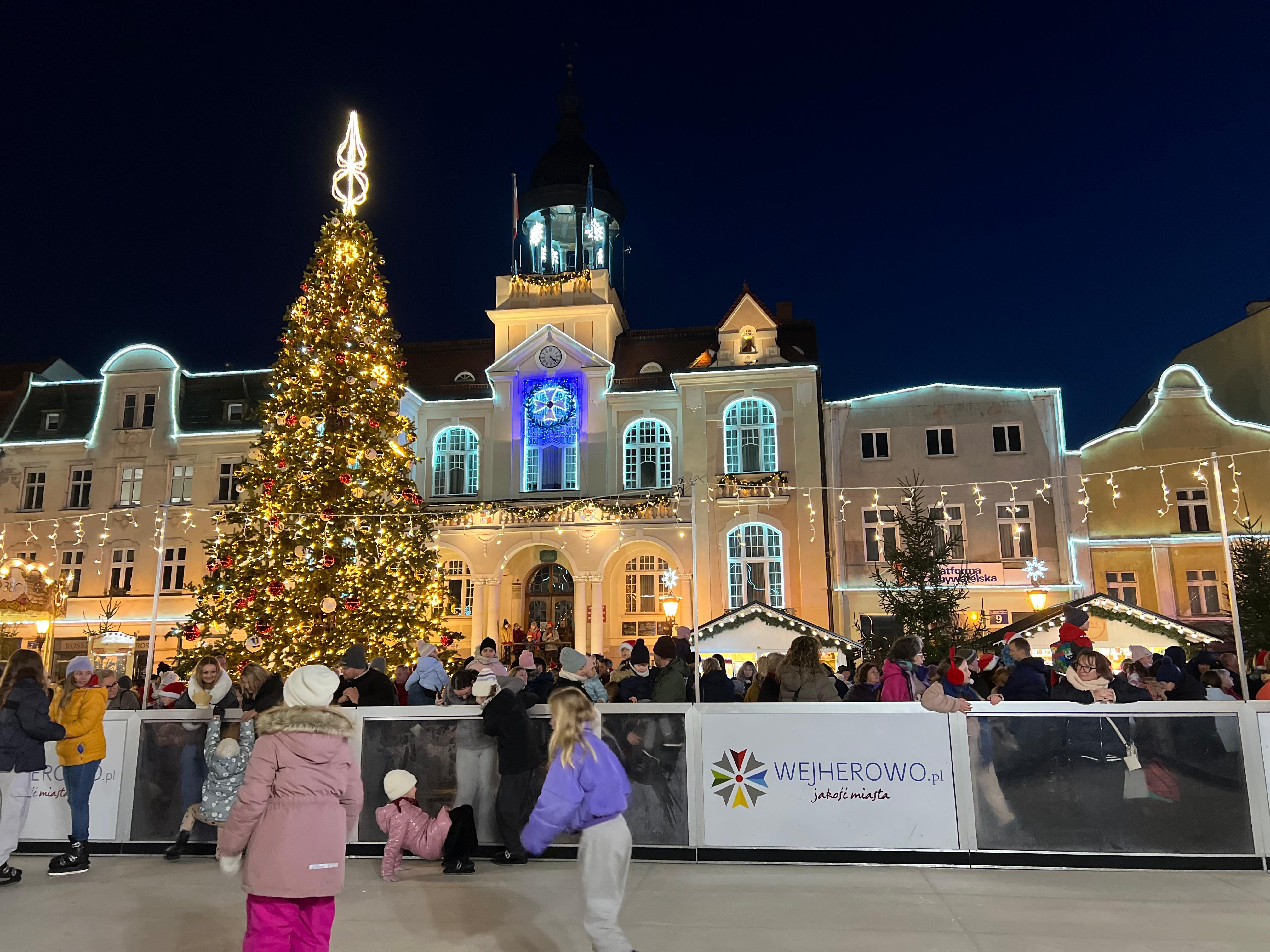 Wejherowski rynek wypełnił się świąteczną atmosferą. Ruszył XII Jarmark Bożonarodzeniowy | ZDJĘCIA