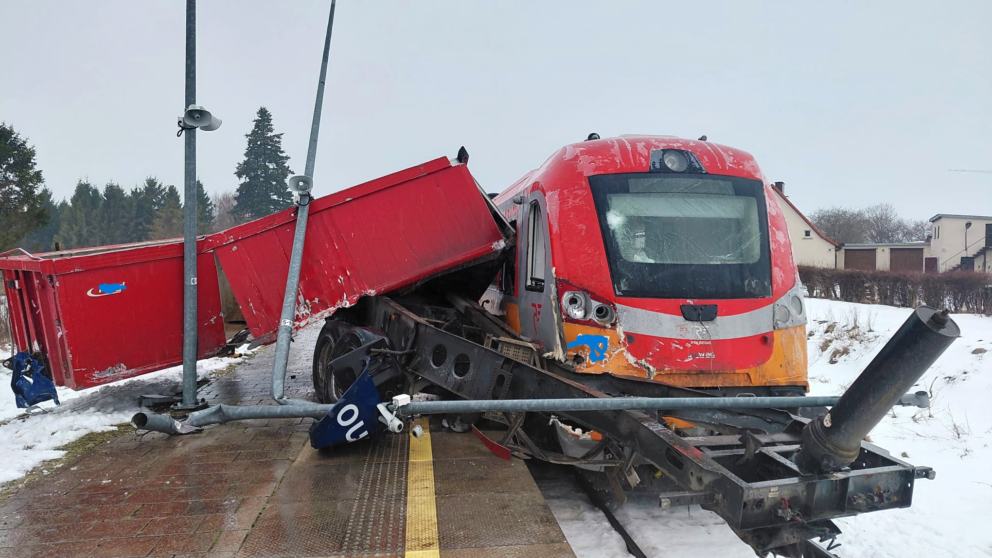 Pociąg zderzył się z ciężarówką. Ruch kolejowy został wstrzymany