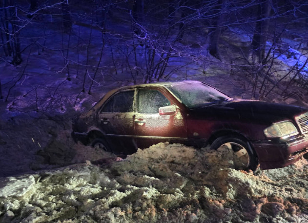 Wieczorna akcja służb. Auto w rowie