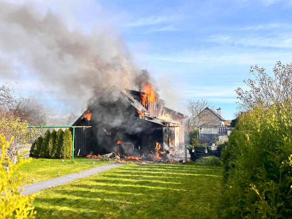 Pożar budynku na ROD. Na miejscu kilka jednostek straży pożrnej I WIDEO