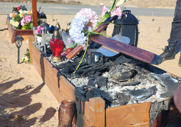 Podpalono grób na cmentarzu. Rodzina prosi o pomoc