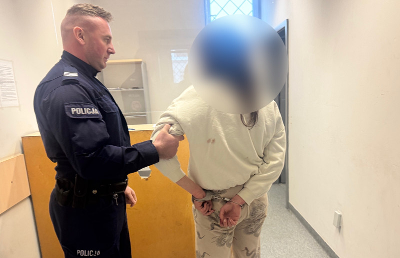 Napastniczki miały szarpać i uderzać ekspedientkę pięściami. Dwie młode kobiety tymczasowo aresztowane