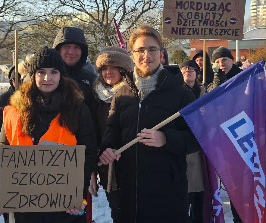 Krzyk, banery i płacz z głośników pod oknami pacjentów. Kolejne manifestacje pod szpitalem