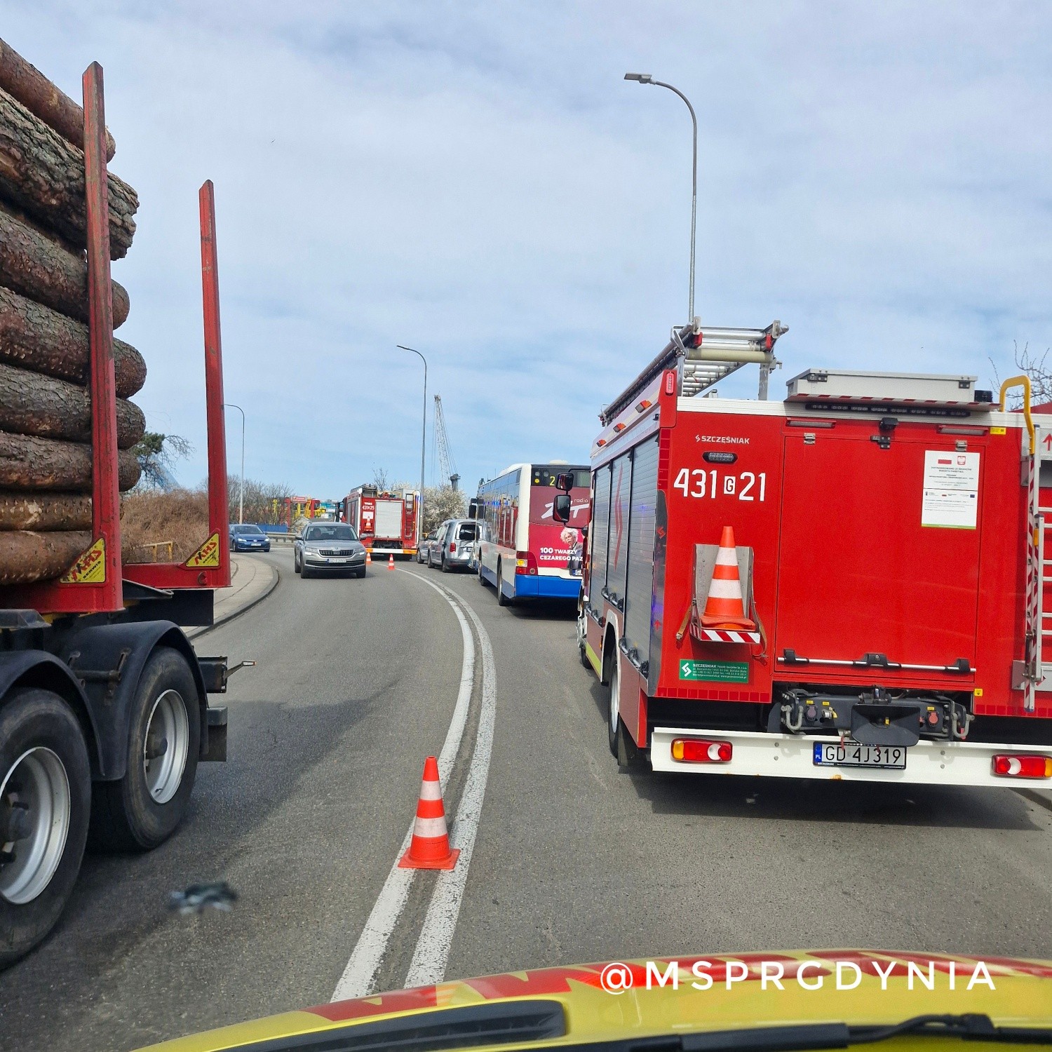 Zderzenie autobusu i dwóch aut w centrum miasta. Pięć osób poszkodowanych